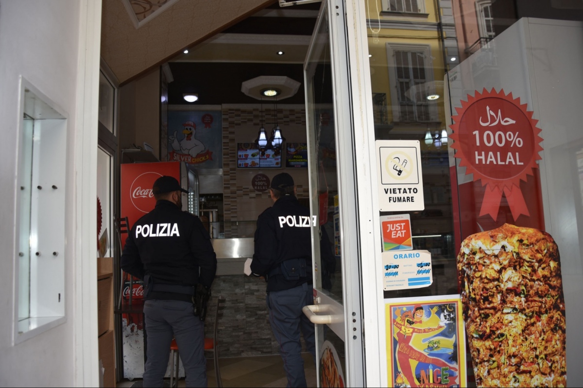 Ventimiglia centro Polizia sospende la. Licenza ad un Kebab per 10 giorni