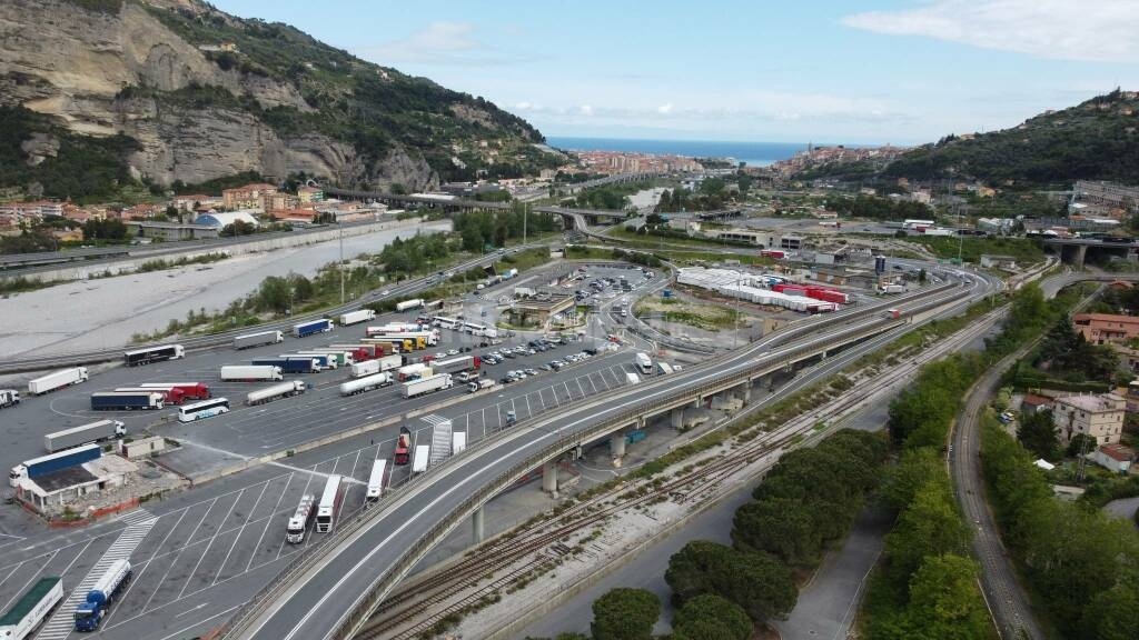 La Polizia intensifica i controlli presso. Autoporto di Ventimiglia fermati in 12