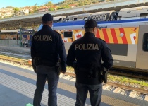 Polizia interviene per uomo che compie atti osceni in treno